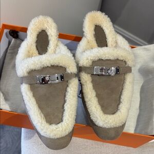 Brand new never used Hermes Oz Mule
Size 36
Color: Étoupe / Écru